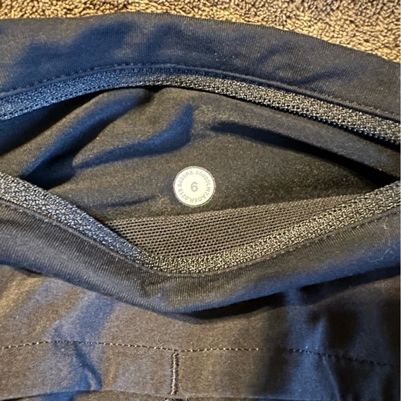 Lululemon speed up shorts 2.5” size 6 - Picture 3 of 4